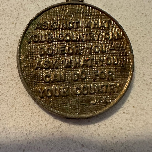 Vintage John F Kennedy JFK Silver Tone Famous Speech Medallion Pendant - Picture 2 of 6